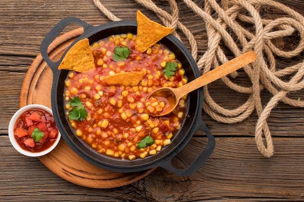 Foto gratuita vista dall'alto gustoso cibo messicano con nachos