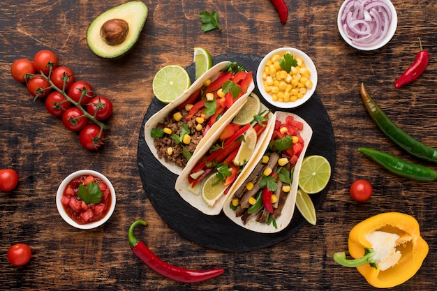 Вид сверху вкусная мексиканская еда с овощами
