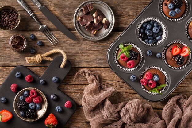 Free photo top view tasty muffin with forest fruit in baking tray