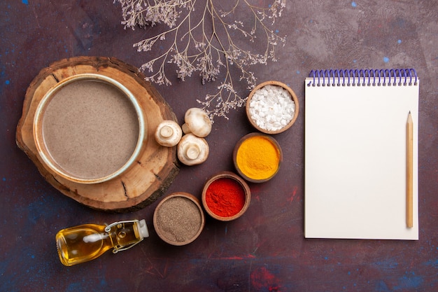 Free photo top view tasty mushroom soup with different seasonings on dark-purple desk soup seasonings food meal