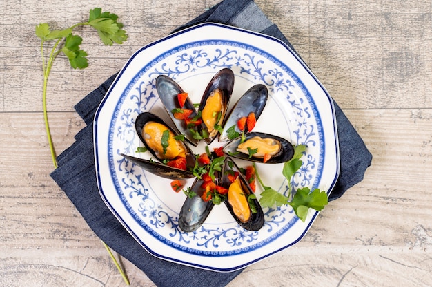 Free photo top view tasty mussels on a plate