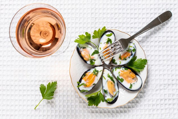 Foto gratuita vista dall'alto gustose cozze con bicchiere di vino