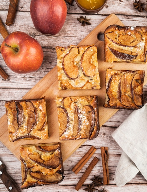 Free photo top view tasty pieces of cake and apples