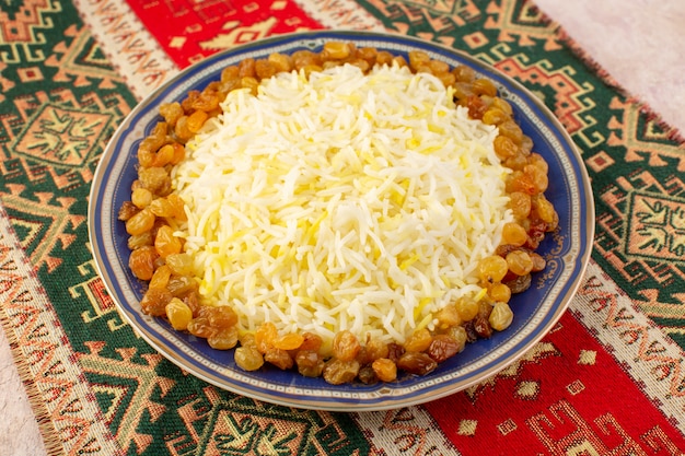 Foto gratuita una vista dall'alto gustoso pilaf con olio e uvetta secca all'interno della piastra