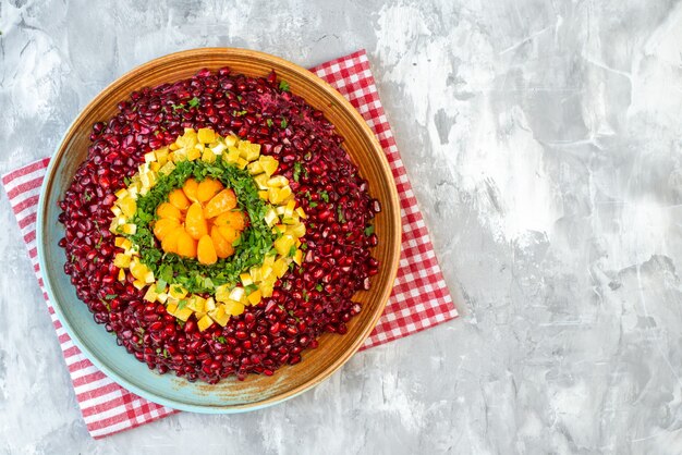 Вид сверху вкусный гранатовый салат на белом столе диетическое питание здоровое питание фруктовый салат праздники