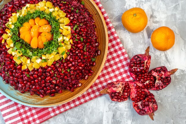 Вид сверху вкусный гранатовый салат на белом столе диета здоровье праздник фруктовый салат еда еда на день рождения