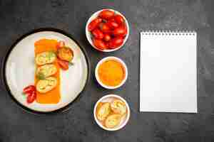 Бесплатное фото Вид сверху вкусные картофельные пироги с тыквой и свежими помидорами на сером фоне ужин в духовке запечь цветной кусок блюда