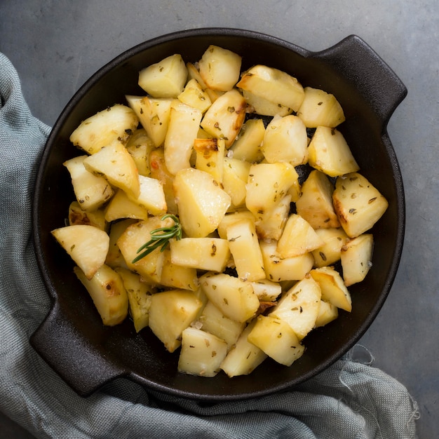 Foto gratuita vista dall'alto gustoso piatto di patate