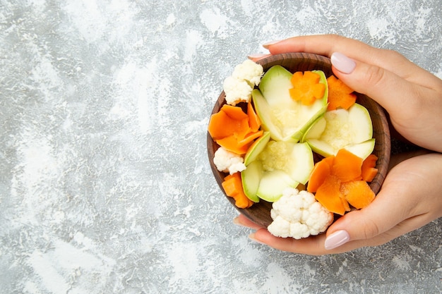 白い背景の食事健康サラダ野菜のプレート内の上面図おいしいサラダ