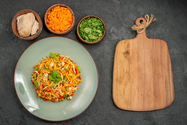 Vista dall'alto gustosa insalata con ingredienti sulla dieta salutare dell'insalata alimentare grigio scuro