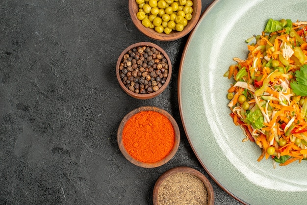 Vista dall'alto gustosa insalata con condimenti su dieta alimentare per insalata grigia salutare