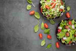 Foto gratuita vista dall'alto gustosa insalata con pomodori