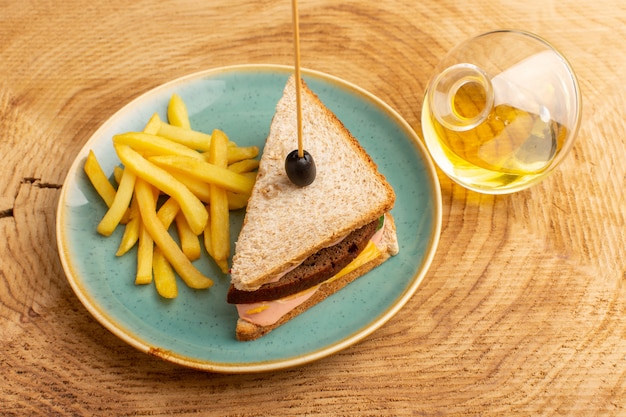 나무 배경 샌드위치 음식 스낵 아침 식사에 감자 튀김과 기름 접시 안에 올리브 햄 토마토 야채와 상위 뷰 맛있는 샌드위치 photo