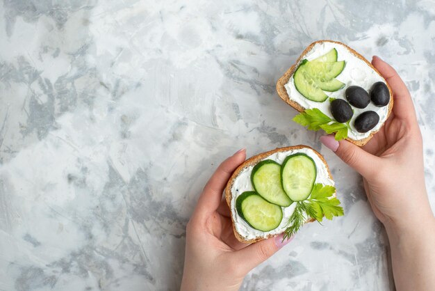 흰색 배경에 오이와 올리브를 곁들인 맛있는 샌드위치 수평 음식 건강식 점심 토스트 버거