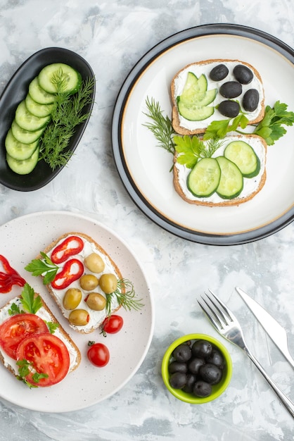 상위 뷰 맛있는 샌드위치와 신선한 야채 샐러드를 배경 음식 건강식 점심 수평 토스트 버거