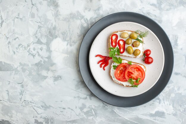 Вид сверху вкусные бутерброды с помидорами и оливками белый фон хлеб еда обед горизонтальная еда тосты бургер бутерброд свободное пространство