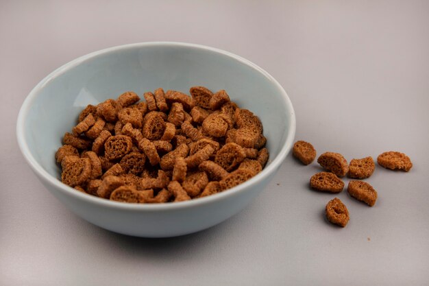 Free photo top view of tasty small rye rusks on a bowl with rusks isolated