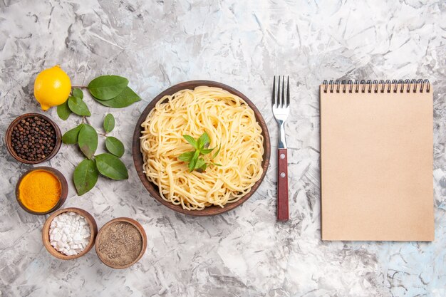 흰색 반죽 식사 접시 파스타에 조미료와 함께 상위 뷰 맛있는 스파게티