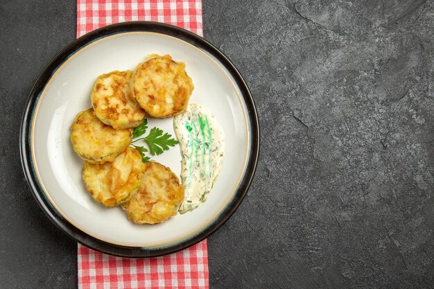 Вид сверху вкусной тыквенной еды, нарезанной вареными овощами на серой поверхности