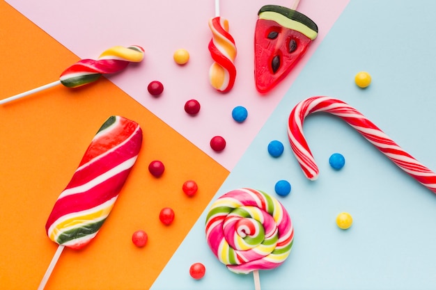 Free photo top view tasty sweets and candy cane