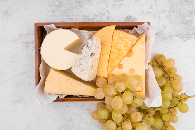 Вид сверху вкусного сорта сыра с виноградом