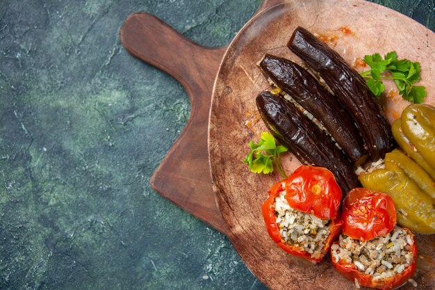 вид сверху вкусная овощная долма внутри тарелки, цветное блюдо, еда, ужин, повар