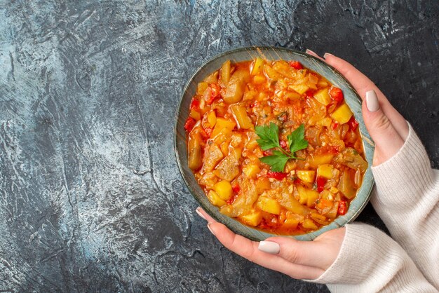 ライトグレーの背景にプレート内のおいしい野菜の食事の上面図食品夕食の食事の色キッチンの色の女性