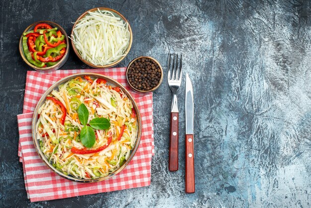 어두운 표면에 맛있는 야채 샐러드의 상위 뷰