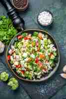 Foto gratuita vista dall'alto gustosa insalata di verdure all'interno della piastra su sfondo blu scuro colore cucina pranzo ristorante salute dieta pasto