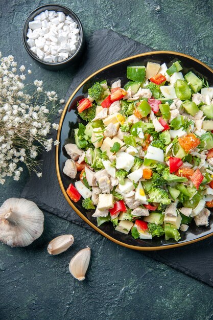 어두운 배경에 포크로 접시 안에 맛있는 야채 샐러드 레스토랑 식사 색상 건강 다이어트 신선한 요리 음식