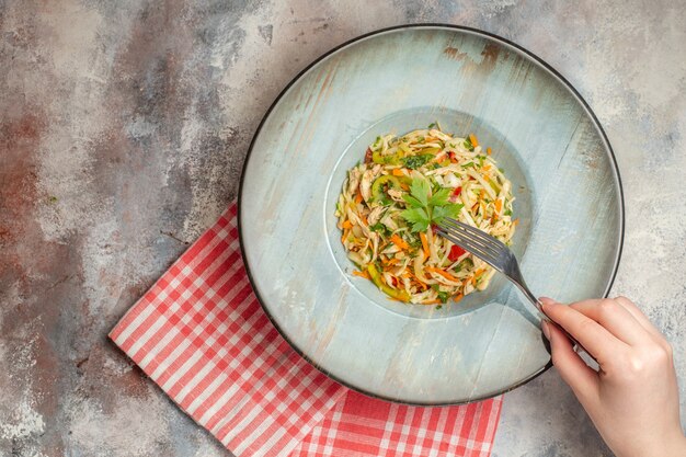 明るい背景の上のビューおいしい野菜サラダ