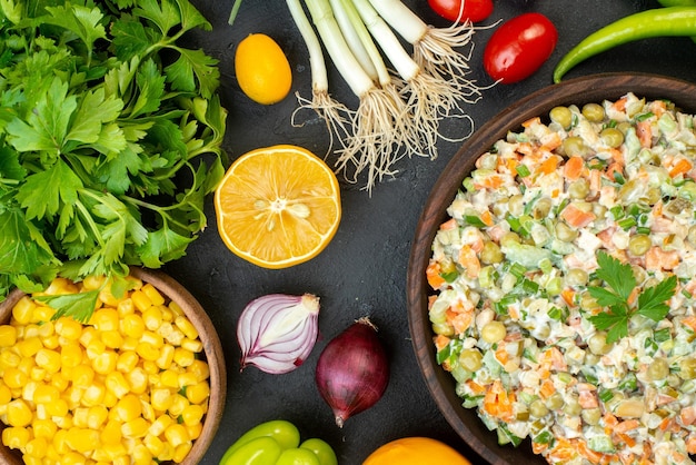 Вид сверху вкусный овощной салат со свежими овощами и зеленью на сером фоне спелая еда здоровый салат цвет праздничное мясо