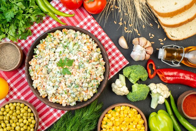 暗い背景のサラダ健康肉熟した色の食事の休日に調味料と緑のトップビューおいしい野菜サラダ