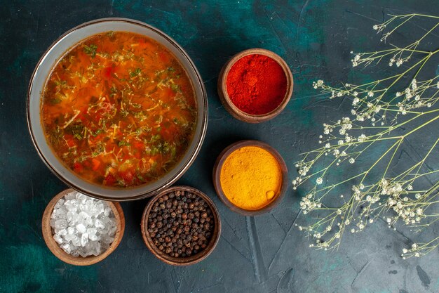 녹색 표면 음식 야채 재료 수프 제품 식사에 다른 조미료와 상위 뷰 맛있는 야채 수프