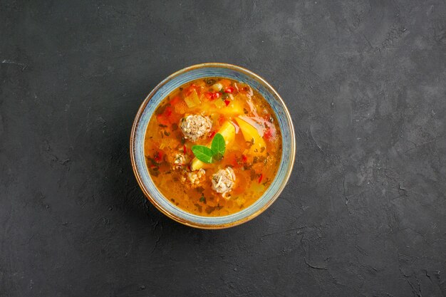 暗いテーブル皿プレート食事食品に肉とジャガイモを添えた上面図おいしい野菜スープ