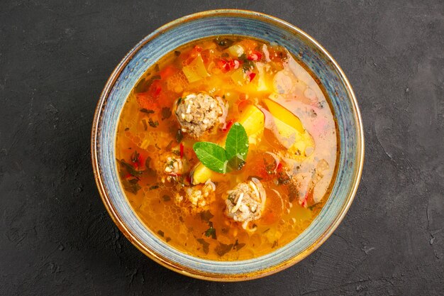 Вид сверху вкусный овощной суп с мясом и картофелем на темном столе, блюдо, тарелка, еда, еда