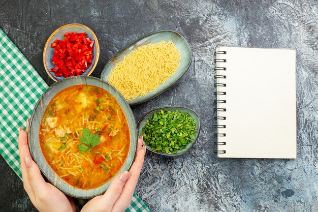 밝은 회색 테이블에 채소가 있는 맛있는 베르미첼리 수프