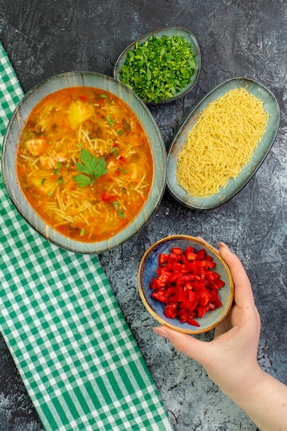 무료 사진 밝은 회색 테이블에 조미료가 있는 맛있는 베르미첼리 수프
