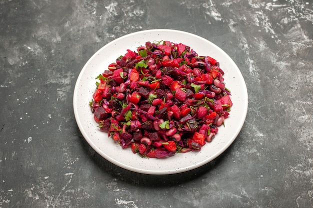 Free photo top view tasty vinaigrette salad with beans and beets on grey surface