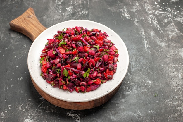 Free photo top view tasty vinaigrette salad with beans and beets on grey surface