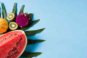 Бесплатное фото Вид сверху вкусного арбуза с экзотическими фруктами