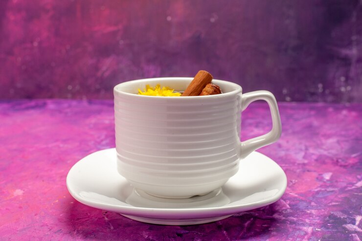 मुफ़्त फोटो top view tea cup with herb and cinnamon on pink