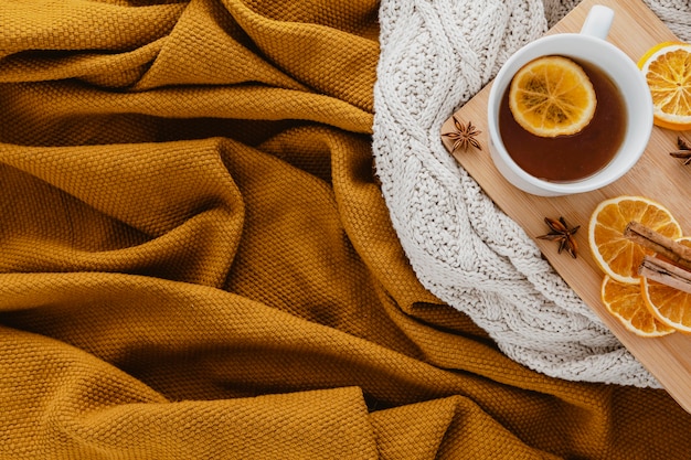 Foto gratuita tè vista dall'alto con fette di limone essiccate