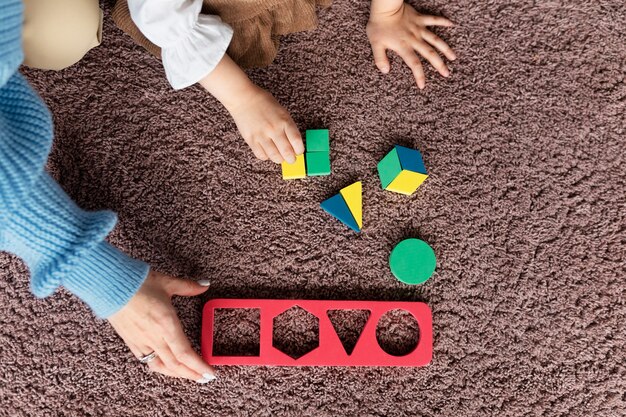 子供が学ぶのを助けるトップビューの先生