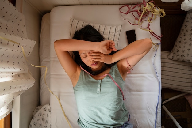 Foto gratuita rituale della sbornia della ragazza adolescente vista dall'alto