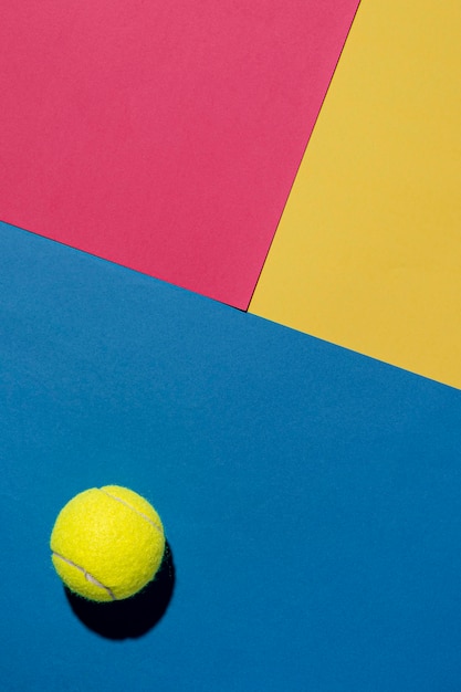 Vista dall'alto della pallina da tennis con copia spazio