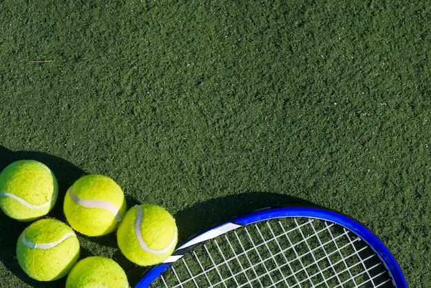 Вид сверху теннисные мячи и ракетка