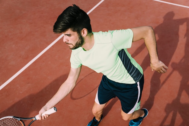 Foto gratuita vista dall'alto del giocatore di tennis