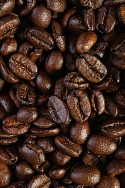 Вид сверху на текстуру жареного готового кофе Сцена из кофейных зерен Черный молотый кофе