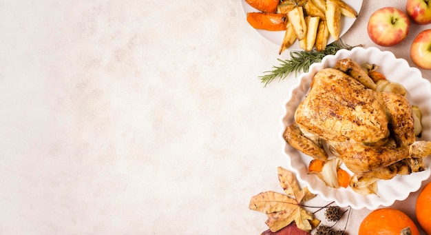 Вид сверху жареной курицы на день благодарения на тарелке с копией пространства
